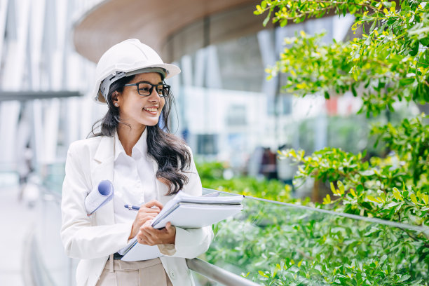 绿色生态工程师，公园设计师。现代城市绿色城市节能建筑的环境建筑师工作设计。图片下载