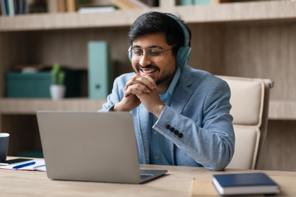 印度教经理戴着耳机在工作场所进行视频通话图片下载