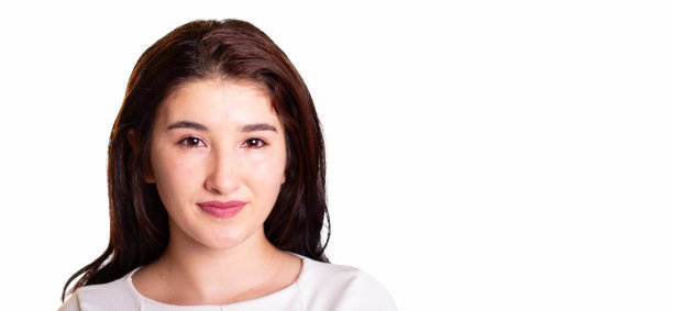 自然美的概念。白色背景的肖像，一个美丽的年轻女子与自然雀斑的皮肤。护肤化妆图片下载