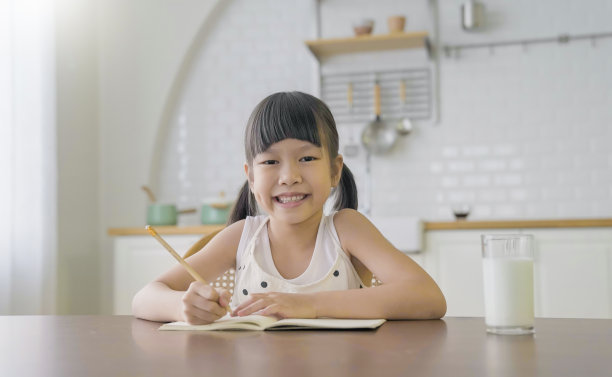亚洲女孩在小学用电脑学习在线直播课程的照片。小学生在家里玩小玩意。教育知识，科技互联网图片下载