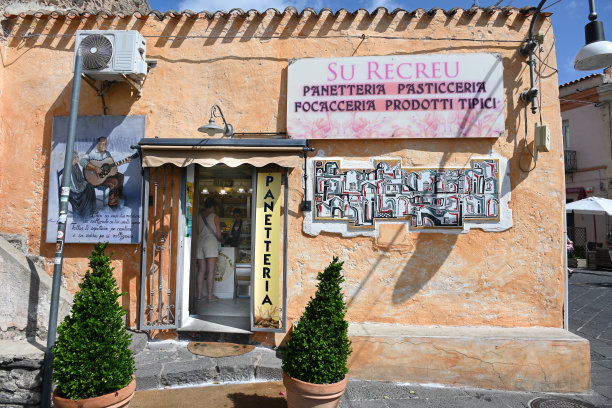 撒丁岛奥罗塞的苏雷乌面包店。图片下载