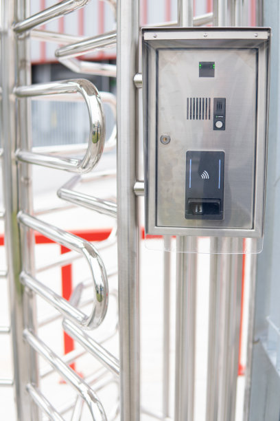 近距离照片门禁控制与触摸指纹和非接触式安全的工厂进入金属旋转门。包括带安全网关的对讲机图片下载