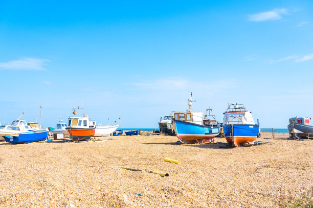 英国黑斯廷斯海岸上的渔船图片下载