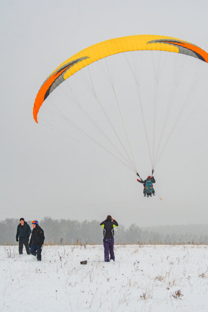 莫斯科的冬季滑翔伞图片下载