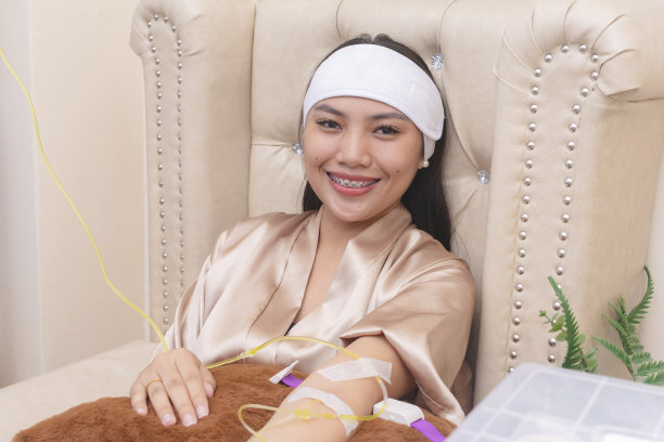 一位女性患者在美容诊所接受谷胱甘肽静脉注射治疗。也叫谷氨酰胺静脉滴注。图片下载