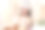 一位女性患者在美容诊所接受谷胱甘肽静脉注射治疗。也叫谷氨酰胺静脉滴注。图片下载
