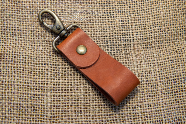 照片的一个老式皮革钥匙链显示手工钥匙扣夹环图片下载