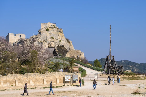 春天阳光明媚的一天，普罗旺斯的Les Baux de Provence图片下载