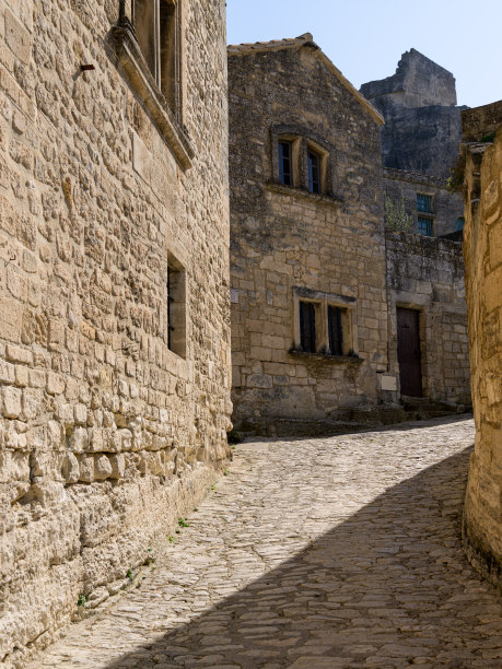 阳光明媚的一天，普罗旺斯堡的街道图片下载