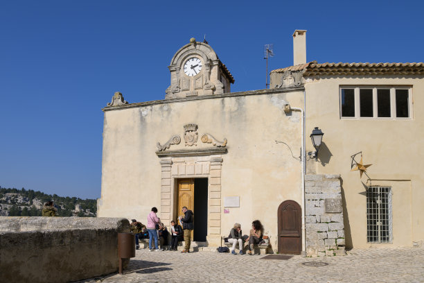 阳光明媚的一天，普罗旺斯堡的街道图片下载