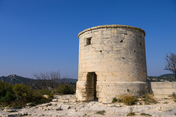 在一个阳光明媚的日子里，普罗旺斯堡的塔楼图片下载