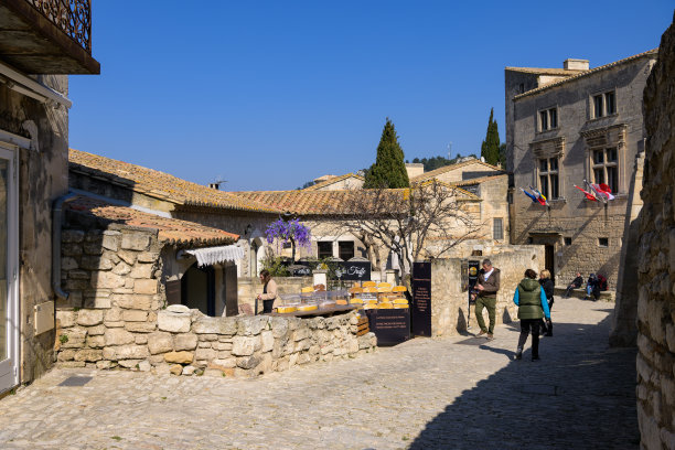 阳光明媚的一天，普罗旺斯堡的街道图片下载