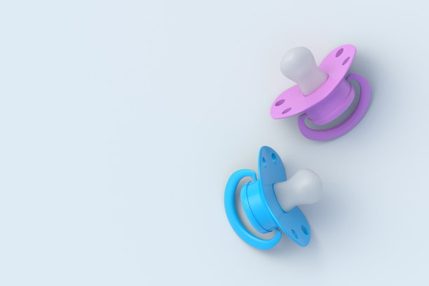 灰色背景上的两个婴儿奶嘴。新生的配件。母亲设备。前视图。副本的空间。三维渲染图片下载