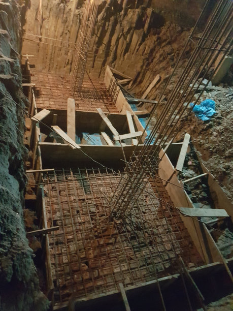 2024年8月5日，孟加拉国达卡。这张照片拍摄了一个正在进行重大翻新的建筑工地，有可见的横梁和格子天花板。图片下载