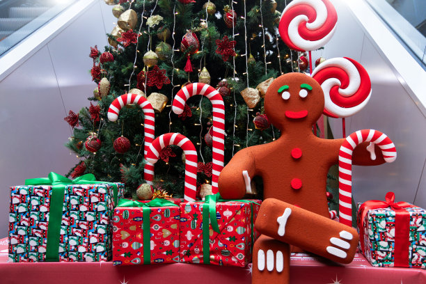 圣诞假期装饰玩具，糖果和人物与常青树在市场，购物中心冬季前夕节日的看法图片下载