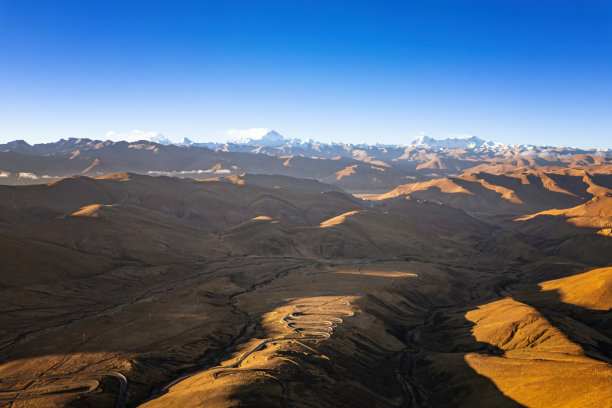 通往珠峰大本营和珠峰的环形道路，马卡鲁图片下载