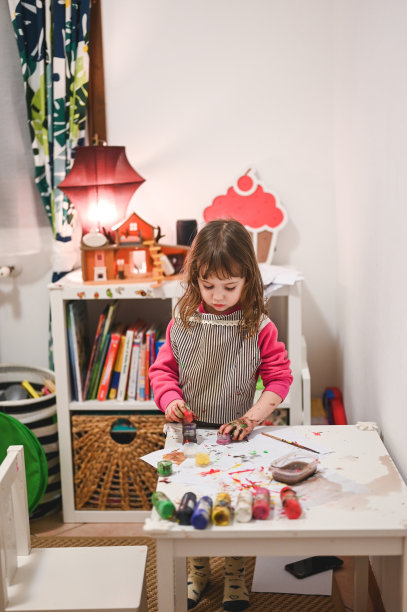 女孩用水彩画图片下载