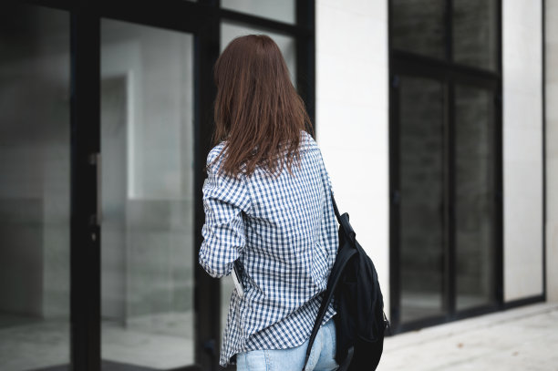 女学生的后视图。图片下载