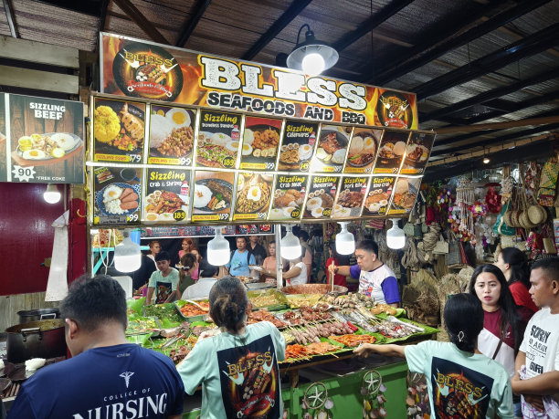 菲律宾宿务市 - 在巴拉克斯小贩中心Bless海鲜烧烤摊位点餐的顾客图片下载