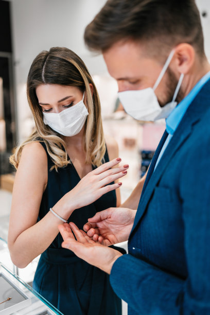 情侣在珠宝店图片下载