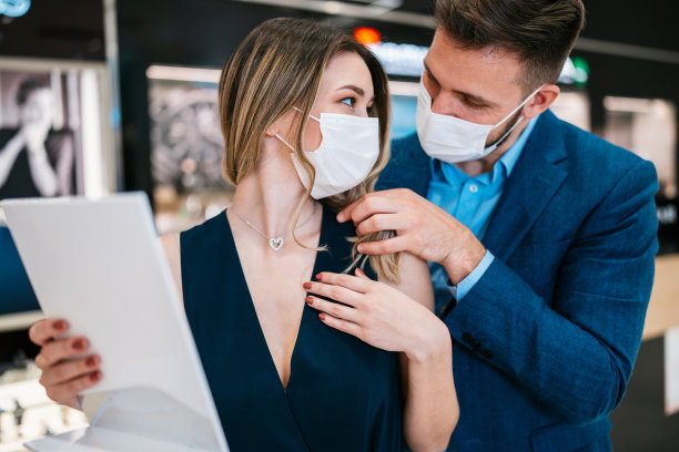 情侣在珠宝店图片下载