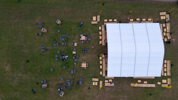 无人机拍摄的早晨在音乐节附近的dj现场在夏天的早晨图片下载