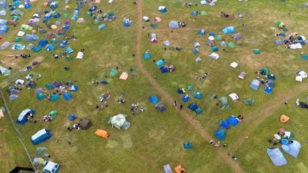 无人机拍摄的夏日音乐节帐篷城图片下载