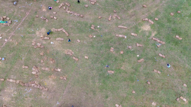 无人机拍摄音乐节后的垃圾，夏日志愿者清理图片下载