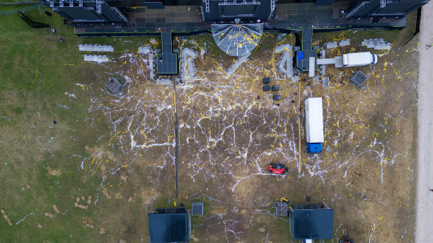 无人机拍摄的志愿者在夏季音乐节结束后清理垃圾和拆除音乐现场的人们图片下载