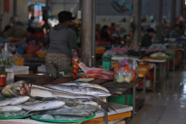 当地人在菜市场工作，这是汉人市场的一部分。图片下载