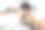 生病的年轻女子坐在家里客厅的沙发上擤鼻涕。用纸巾打喷嚏的女人的照片。图为一名女子在客厅沙发上对着纸巾打喷嚏图片下载