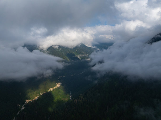 夏季雾蒙蒙的Gelintulu瀑布无人机照片，艾德尔高原(Ayder Yaylasi)图片下载