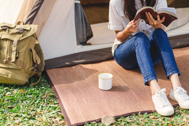 亚洲妇女在大自然中读书，享受campingÂ。在野外旅行。图片下载