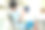 一个男孩在户外餐桌上放松时使用智能手机应用的照片。图片下载