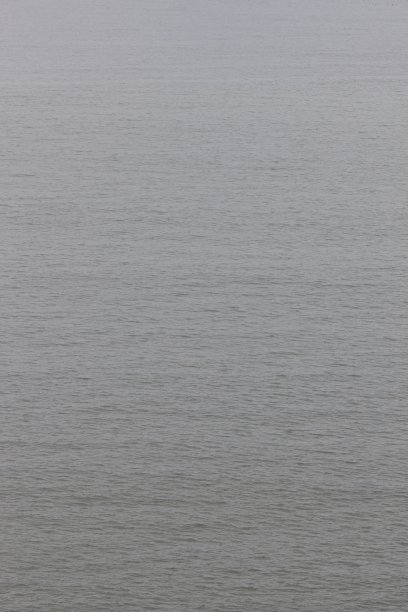 这是一张从悬崖上俯瞰大海的照片，海浪-荡漾。背景纹理，人像构图图片下载