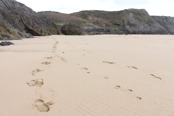 一张脚印在干净沙滩上的照片。海滩景观，活跃的假日感图片下载