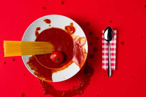 正上方的照片是桌上盘子里的意大利面和凌乱的酱汁图片下载