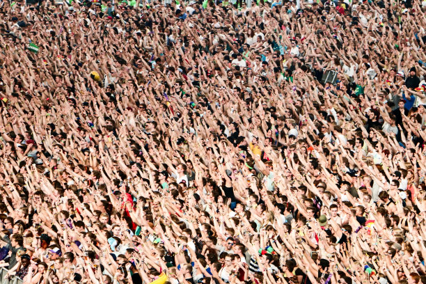 在音乐会上举起手臂的人们的全画幅照片图片下载