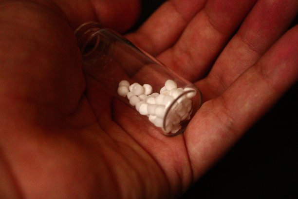 顺势疗法的概念。顺势疗法的药物。医药和保健。图片下载