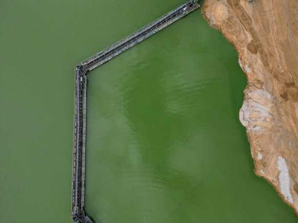 分选分离线，用于分离砂石和砾石。输送机将大桩倾倒到施工现场或混凝土厂图片下载