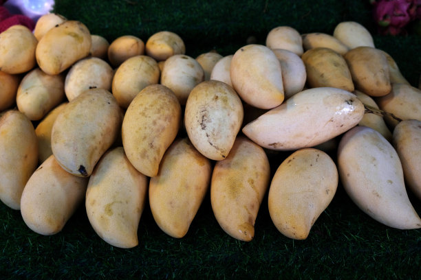 市场柜台上的黄色芒果图片下载