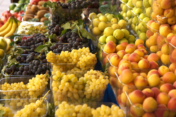 杂货店里各种美味的夏季水果。图片下载