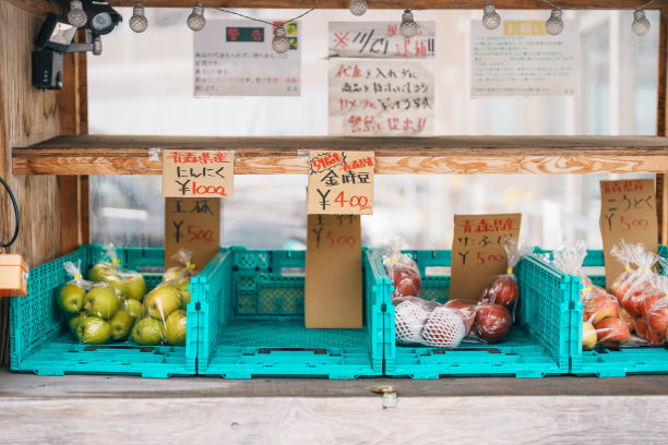 日本青森县广崎市街头市场出售的新鲜苹果。青森苹果是日本最著名的水果之一。日本青森，2024年1月21日图片下载