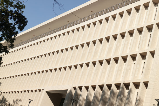 一张图书馆的照片，里面有很多窗户图片下载