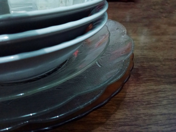 一堆盘子和碗图片下载