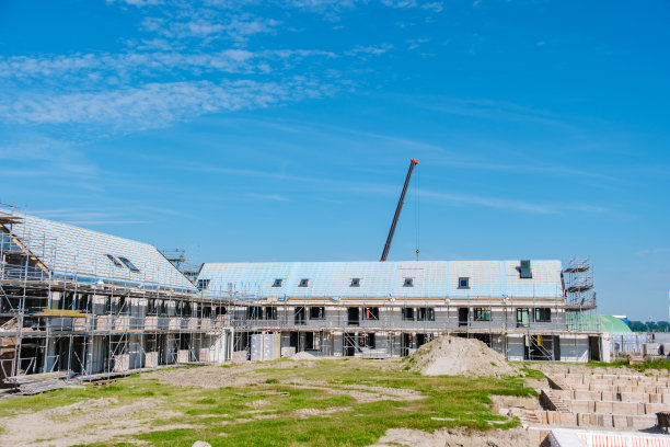 阳光明媚的一天，荷兰郊区正在建设的现代家庭住宅图片下载