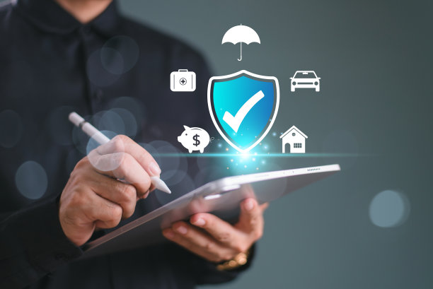 保险在线代理概念、生活解决方案、家庭、健康、金融科技。商人用平板电脑写保险和保险图标，房地产，汽车和金融进行风险管理。图片下载