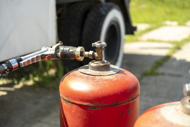 气瓶灌装工艺。气瓶是为运输和储存液化碳氢气体、丙烷、丁烷及其混合物而设计的。图片下载