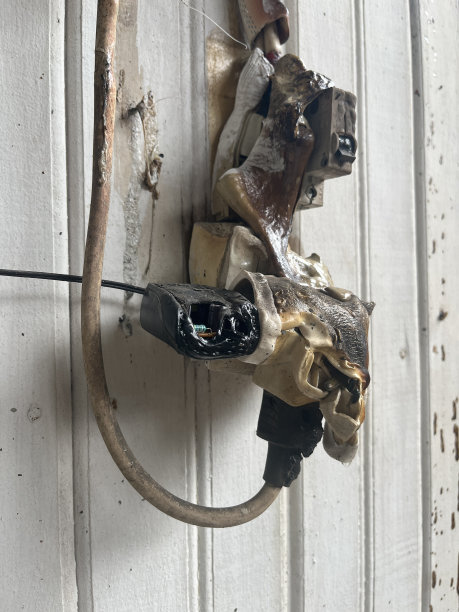 因短路而着火的电气装置图片下载