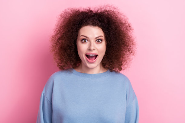 疯狂的年轻兴奋的女孩的照片有趣的chevelure发型张开嘴意想不到的购物广告孤立在粉红色的背景图片下载